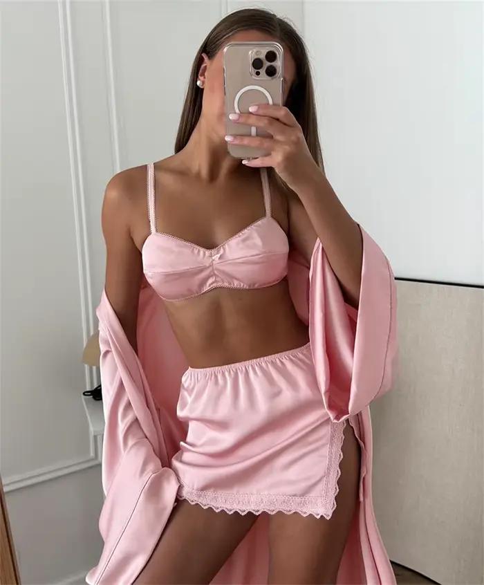 Ensemble de pyjama 3 pièces en satin rose élégant pour femme
