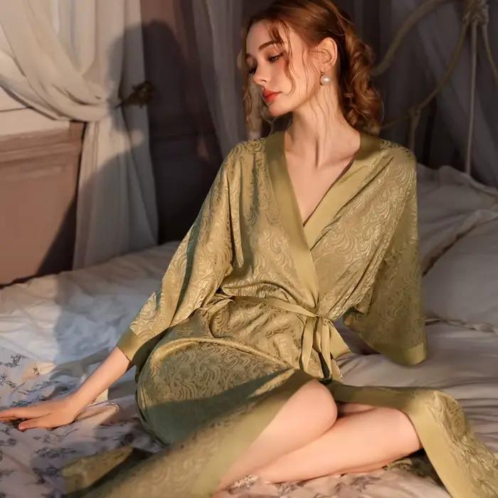 Robe pyjama KTCZ luxueuse en tissu satiné non tissé avec motifs dessin animé pour femmes, confort royal et élégance intemporelle pour toutes les saisons