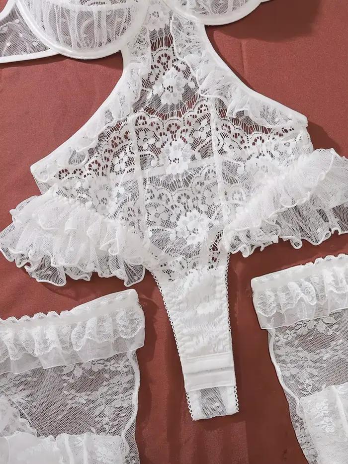 Ensemble trois pièces sexy en dentelle Belamimi avec garniture à volants, gants et bas, idéal pour le clubbing