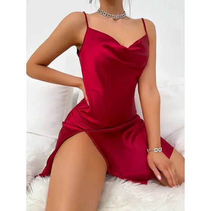 Robe de nuit élégante en satin uni fendue