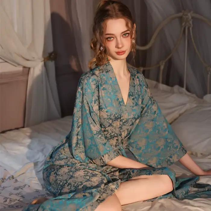 Robe pyjama KTCZ luxueuse en tissu satiné non tissé avec motifs dessin animé pour femmes, confort royal et élégance intemporelle pour toutes les saisons
