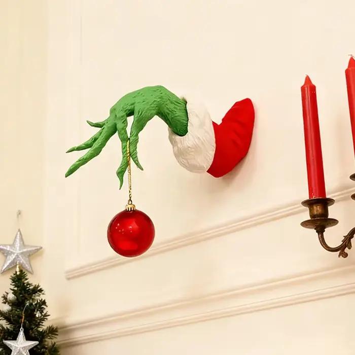 L'arbre de noël féerique est décoré de jouets en peluche verts, marionnettes à bras monstres et arbres de noël féeriques pour décorer la fête