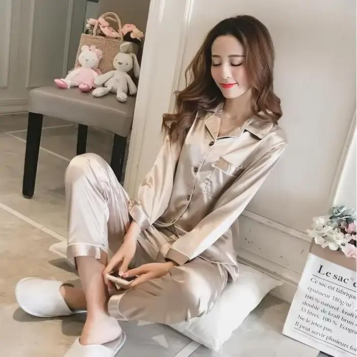 Pyjamas en polyester pour femmes automnaux élégants avec col rabattu et manches longues pour nuits de repos et soirées décontractées