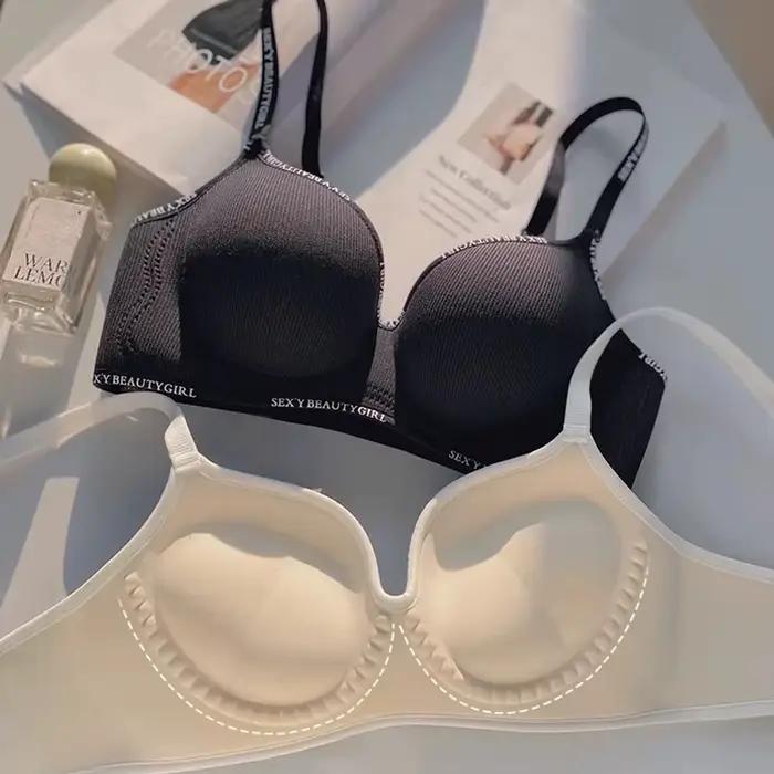 Nouveau soutien-gorge tendance pour petites poitrines : rehausse et unifie avec motif lettres