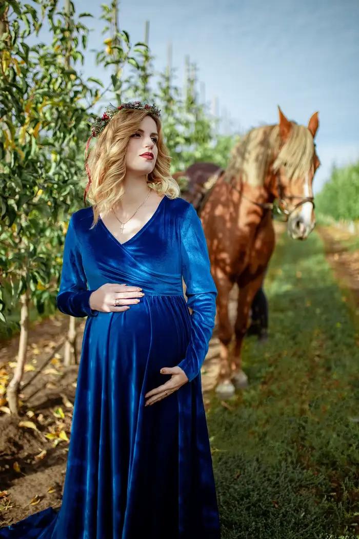 Robe de maternité en velours bleu royal pour séance photo à manches longues