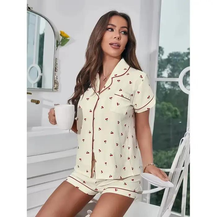 Ensemble de pyjama texturé à imprimé cerises, haut à manches courtes avec boutons et revers, et short élastique, vêtements de nuit pour femmes