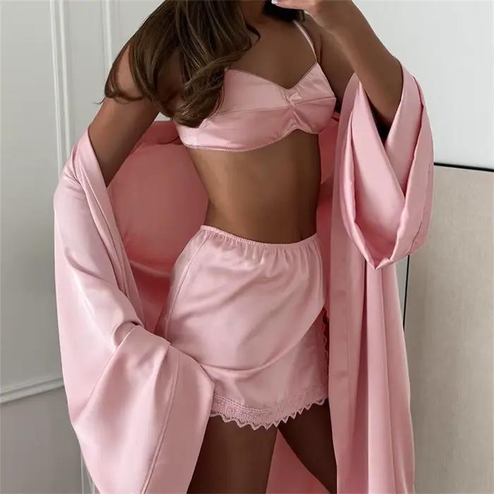 Ensemble de pyjama 3 pièces en satin rose élégant pour femme