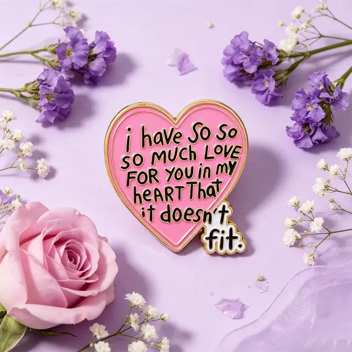 J'ai tellement d'amour pour toi dans mon coeur que ça ne tient pas. Broches émaillées avec citations, badges, bijoux fantaisie, cadeaux