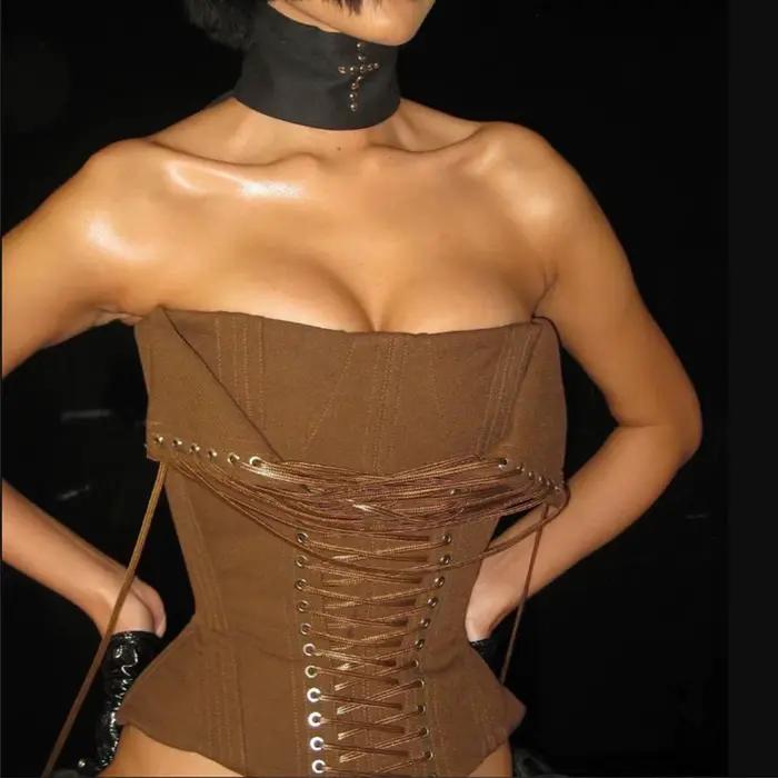 Corset en arête de poisson avec cravate en corde