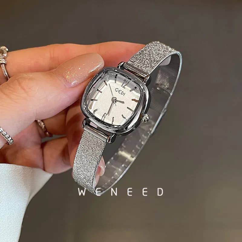 Montre carrée 2026 pour femme, petit cadran exquis, nouvelle montre à quartz de luxe légère pour fem