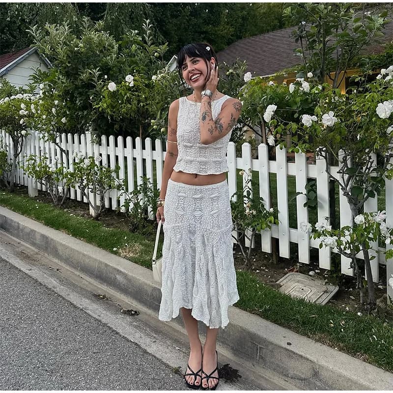 Ensemble Corset en Dentelle Délicate et Jupe Midi Coupe Ajustée Sans Manches – Tenue Tendance Coquet