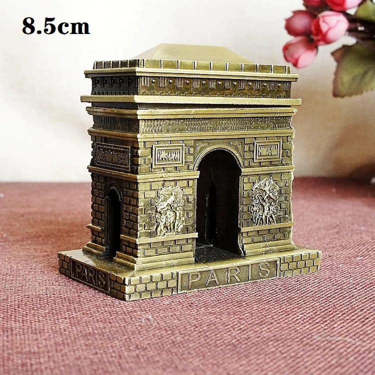 Modèles de bâtiments en métal de sites mondialement connus : Arc de Triomphe, Pyramides égyptiennes,
