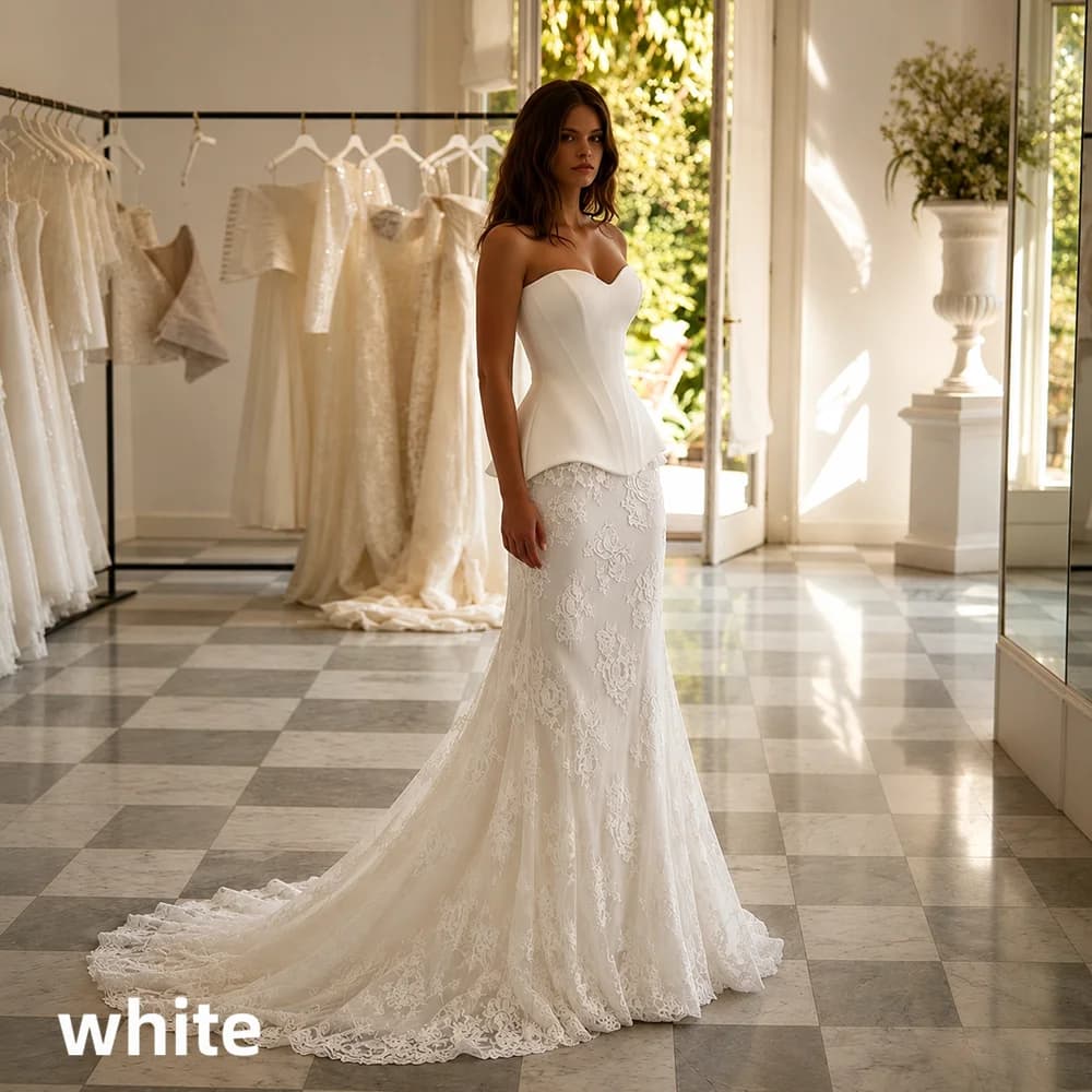 Robe de mariée sirène sans bretelles décolleté cœur, péplum en satin de luxe, dos corset à lacets aj