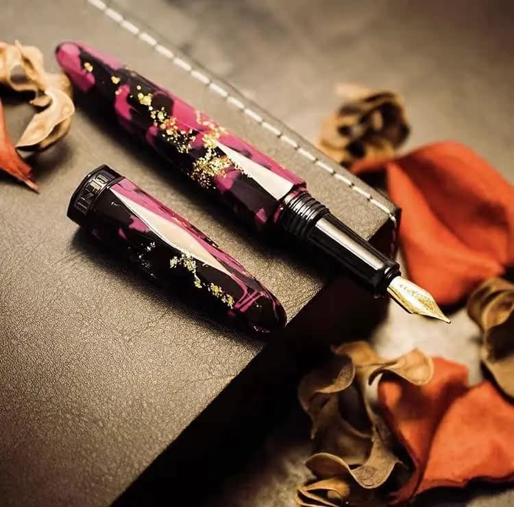 Stylo plume Benu Briolette Night Glow Series - Édition limitée Frosty Galaxy Blue, instrument d'écri