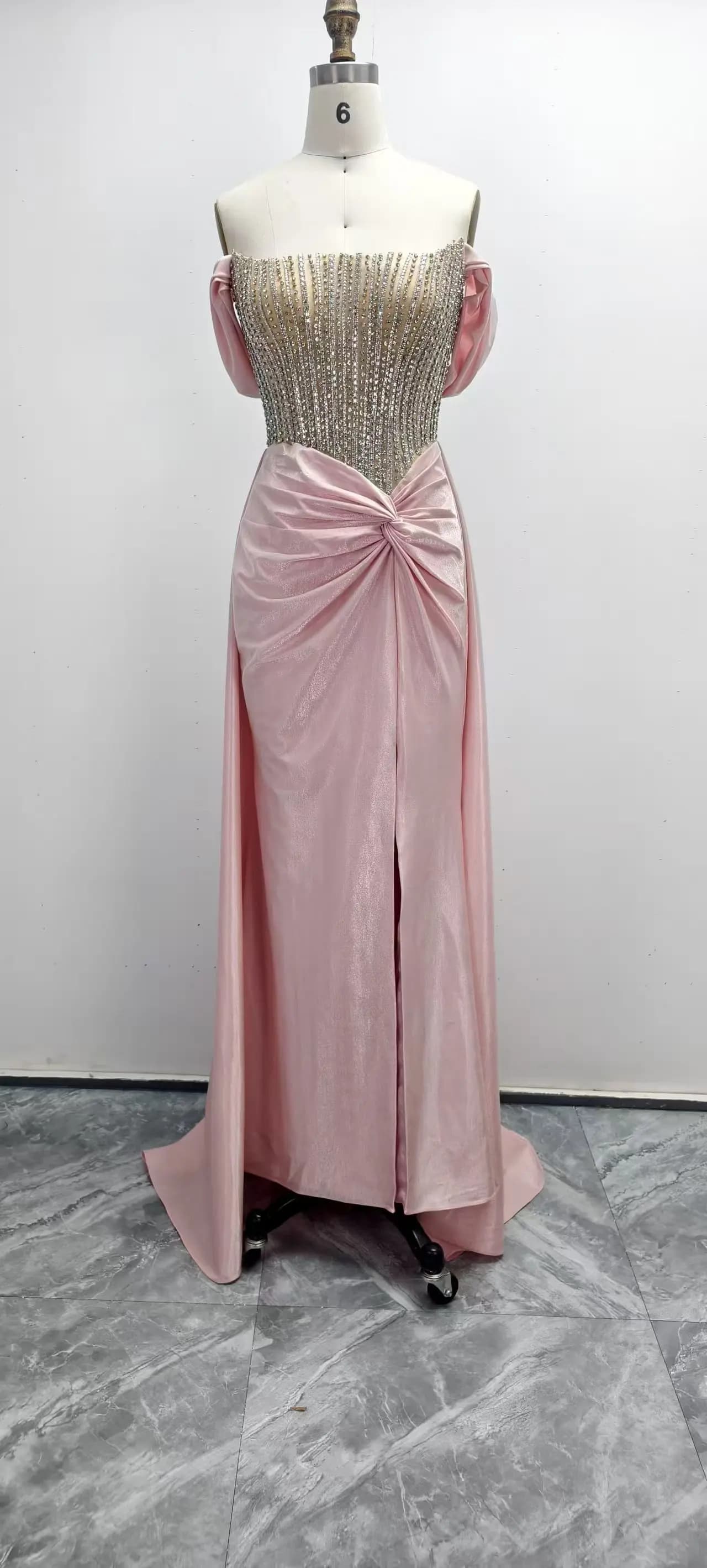 Robe de soirée sirène de luxe Eshaut&bridal en satin perlé, corset, épaules dénudées, fente haute, p