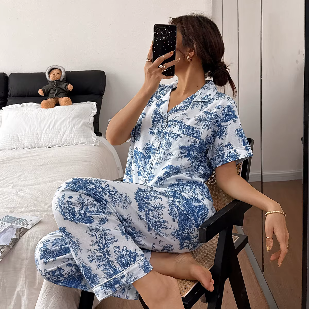 Pyjama pour femme avec revers bleus, motifs étoiles et lune, thème Ramadan, imprimés paysage et arbr