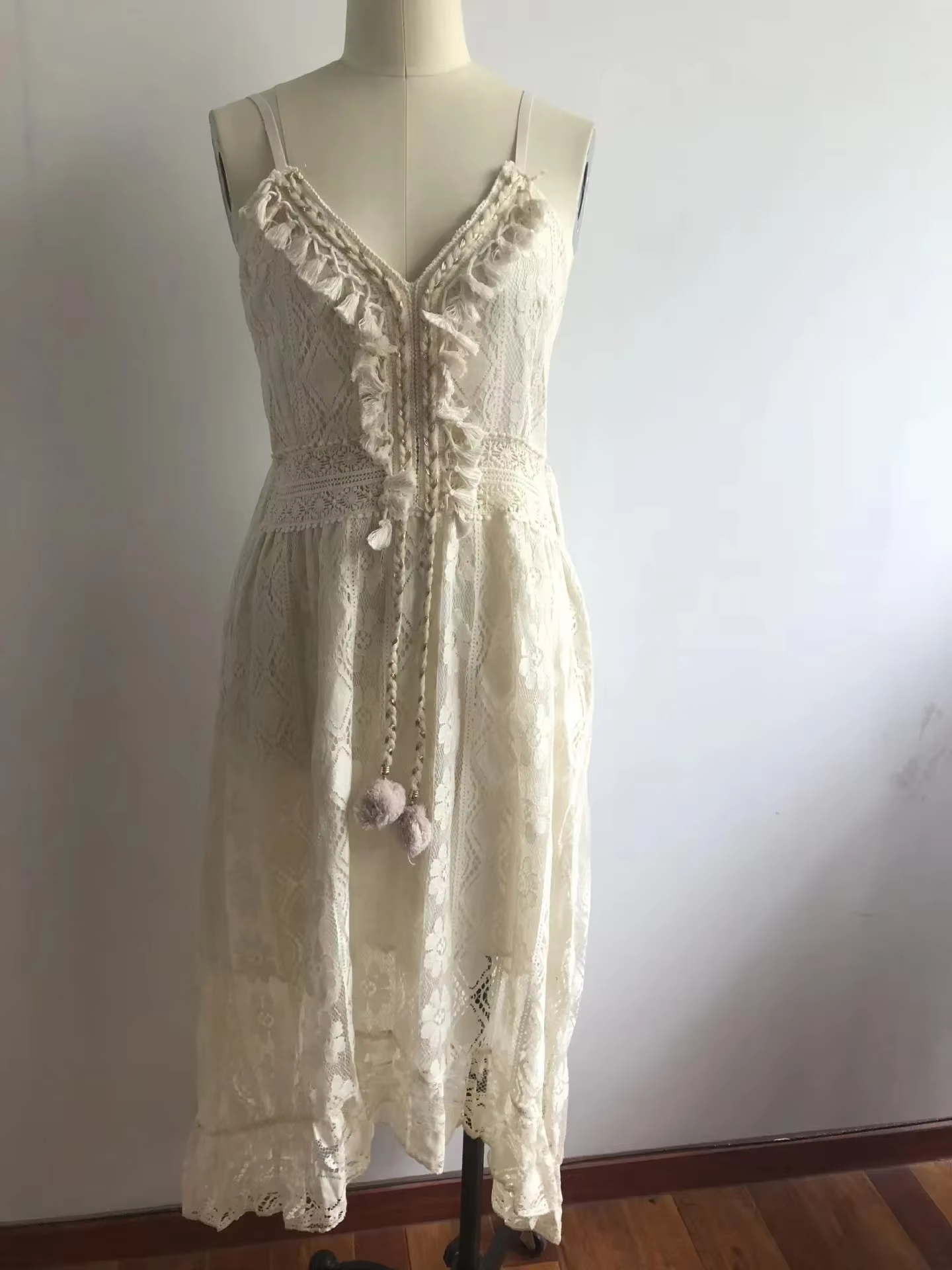 Robe en dentelle blanche pour femmes, glands à longues bretelles, col en V de plage, ajouré élégant