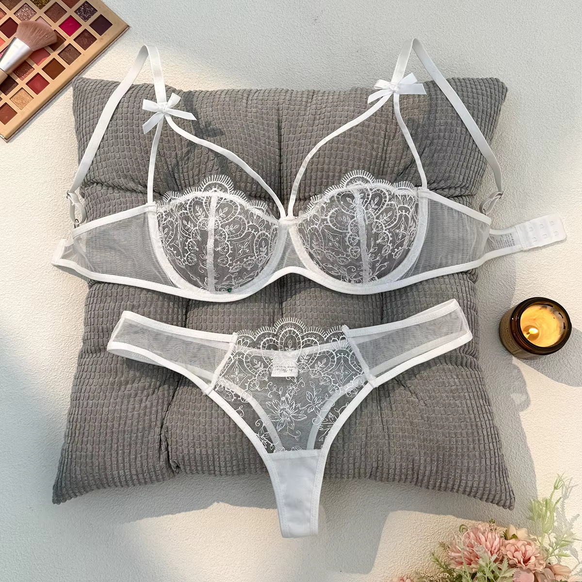 Ensemble de lingerie sexy blanche, une expérience de la vie intime quotidienne qui est pure et exalu