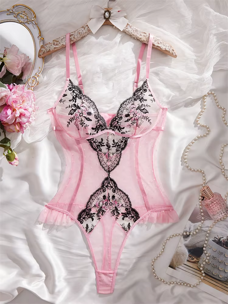 Lingerie féminine, combinaison amincissante en maille rose, combinaison brodée de fleurs délicates,